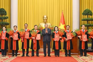 El secretario general del Partido Comunista de Vietnam y presidente del país, To Lam, entrega decisiones de nombramiento a jueces del Tribunal Popular Supremo.