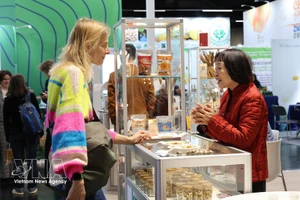 La empresa Long Son JSC de Vietnam presenta sus granos de anacardo orgánicos en Biofach 2026, la feria comercial de agricultura orgánica líder en el mundo. (Foto: VNA)