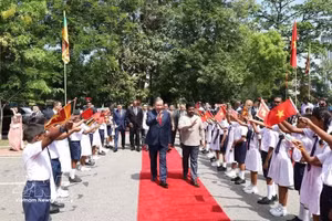 El secretario general del Partido Comunista y presidente de Vietnam, To Lam, y el presidente de Sri Lanka, Anura Kumara Dissanayake, rinden homenaje al Presidente Ho Chi Minh en la Biblioteca Pública de Colombo. (Foto: VNA)