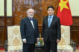 El presidente de Vietnam, Luong Cuong (derecha), y el embajador saliente de la República Checa, Hynek Kmonicek.