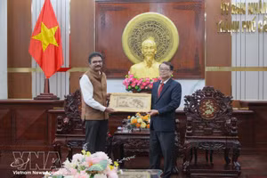 Nguyen Van Khoi (derecha), vicepresidente del Comité Popular de la ciudad de Can Tho, recibe a Vipra Pandey, cónsul general de la India en Ciudad Ho Chi Minh. (Foto: VNA)
