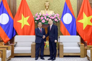 El ministro de Justicia de Vietnam, Hoang Thanh Tung (derecha), se reúne con Khamphan Phommathat, viceprimer ministro y titular de Justicia de Laos. (Foto: Pham Kien)