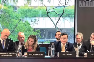 El embajador de Vietnam en Francia, habla en la conferencia. (Foto: Nhan Dan)