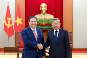 El secretario general del Partido Comunista de Vietnam, To Lam, recibe al embajador de Estados Unidos en el país, Marc Knapper.