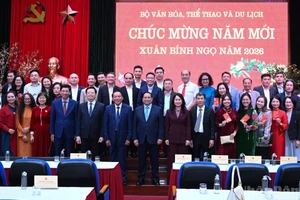 El primer ministro Pham Minh Chinh y delegados a la cita.