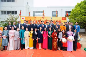 Participantes en la actividad. (Foto: Consulado General de Vietnam en Osaka)