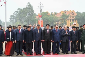 Dirigentes y exdirigentes del Partido y del Estado rinden homenaje al Presidente Ho Chi Minh.