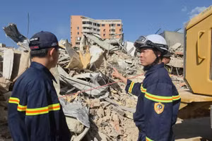 Rescatistas vietnamitas estudian la escena. (Foto: Ministerio de Seguridad Pública de Vietnam)