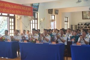 La inauguración del XIV Congreso Nacional del Partido en la mañana del 20 de enero acapara la atención de pobladores de toda la isla de Truong Sa.