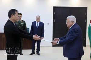 El embajador de Vietnam en Egipto, concurrente en Palestina, Nguyen Nam Duong, presenta las cartas credenciales al presidente palestino, Mahmoud Abbas. (Foto: VNA)
