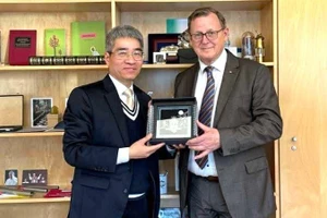 El embajador de Vietnam en Alemania, Nguyen Dac Thanh, y el vicepresidente del Parlamento Federal del país europeo, Bodo Ramelow. (Foto: Embajada de Vietnam en Alemania)
