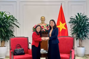 La viceministra de Relaciones Exteriores de Vietnam Nguyen Minh Hang (derecha) y la nueva embajadora de Estados Unidos en el país, Jennifer Wicks. (Foto: Ministerio de Relaciones Exteriores de Vietnam)
