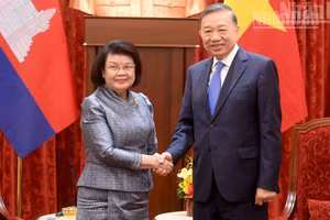 El secretario general del Partido Comunista y presidente de Vietnam, To Lam, recibe a la titular de la Asamblea Nacional de Camboya, Samdech Khuon Sudary.