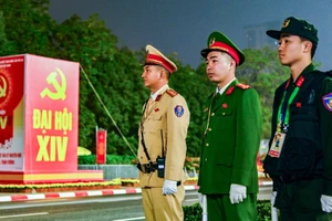 Miembros de la Policía de Hanói se unen a la misión.