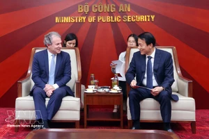 El ministro de Seguridad Pública de Vietnam, general Luong Tam Quang (derecha), recibe a Daniel Rosen, director ejecutivo de Rosen Partners. (Foto: VNA)