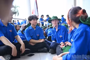 Foster Toby James (tercero a la izquierda) y amigos se preparan para los viajes de “Verano azul” 2026. Su primer destino es la comuna de Trung Ha, en la norteña provincia de Tuyen Quang. 