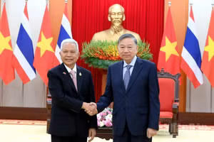 El secretario general del Partido Comunista y presidente de Vietnam, To Lam (derecha), recibe al titular de la Asamblea Nacional y de la Cámara de Representantes de Tailandia, Sophon Zaram.
