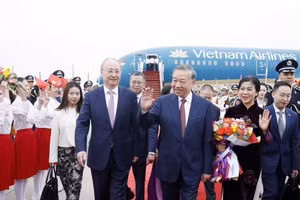 Vista de la ceremonia de bienvenida al secretario general del Partido Comunista de Vietnam y presidente del país, To Lam, y su cónyuge en el Aeropuerto Internacional de Pekín-Capital. (Foto: VNA)