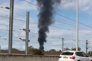 Salida de humo en la ciudad israelí de Tel Aviv, el 28 de febrero de 2026. (Foto: Xinhua/VNA)