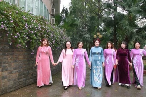 Vietnam saluda el Día Internacional de la Mujer con un evento en honor al “ao dai”, la túnica tradicional. (Foto: Nhan Dan)