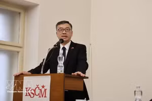 El embajador de Vietnam en la República Checa, Duong Hoai Nam, interviene en la cita. (Foto: VNA)