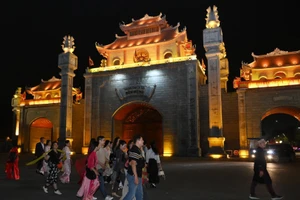 [Foto] Recorrido nocturno repasa historia de los fundadores de la nación vietnamita