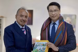 El encargado de negocios de Vietnam, Pham Binh Dam (derecha), y el viceprimer ministro timorense, Francisco Kalbuadi Lay. (Foto: Embajada de Vietnam en Timor Oriental)