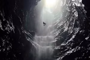La cueva recién descubierta en el Parque Nacional Phong Nha-Ke Bang alberga una cascada extremadamente rara. (Foto: tuoitre.vn)