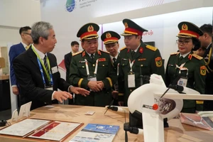 Oficiales del Ministerio de Defensa de Vietnam participan en Singapore Airshow 2026. (Foto: VNA)