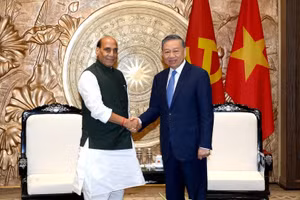 El secretario general del Partido Comunista y presidente de Vietnam, To Lam (derecha), recibe al ministro de Defensa de la India, Rajnath Singh.