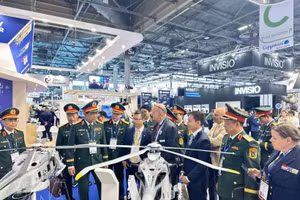 La delegación de alto nivel del Ministerio de Defensa de Vietnam en la feria internacional de armamento terrestre Eurosatory 2026. (Foto: VNA)