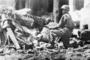 El soldado Tran Thanh blande una bomba de tres puntas, listo para destruir tanques enemigos en las calles de Hanói el 23 de diciembre de 1946, al comienzo de la Guerra de Resistencia Nacional. (Foto: Archivos)