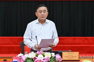 El integrante del Buró Político y miembro permanente del Secretariado del Comité Central del Partido Comunista de Vietnam, Tran Cam Tu, conduce la reunión.