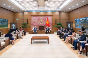 El presidente de la Asamblea Nacional de Vietnam, Tran Thanh Man, recibe al nuevo embajador de Canadá en el país, Jim Nickel.