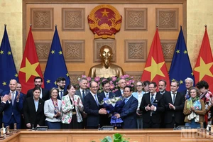 El primer ministro Pham Minh Chinh se reúne con jefes de misiones europeos en Vietnam.