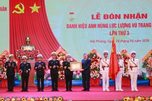 [Foto] Secretario general To Lam condecora a Armada Popular de Vietnam