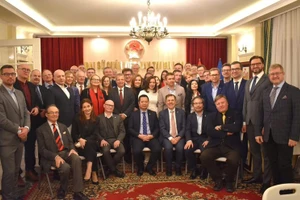 Los delegados al seminario posan para fotos. (Foto: Embajada de Vietnam en Polonia)