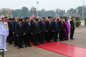 El secretario general del Partido Comunista de Vietnam, To Lam; el presidente del país, Luong Cuong; el primer ministro, Pham Minh Chinh; el presidente de la Asamblea Nacional, Tran Thanh Man, y el integrante del Buró Político y miembro permanente del Secretariado del Comité Central del Partido, Tran Cam Tu, junto con dirigentes y exdirigentes del Partido y del Estado, presentan sus respetos al Presidente Ho Chi Minh.