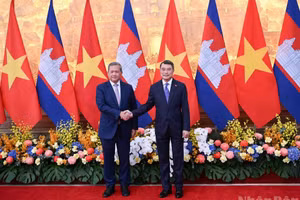 El primer ministro de Vietnam, Le Minh Hung (derecha), recibe a su homólogo de Camboya, Samdech Moha Borvor Thipadei Hun Manet.