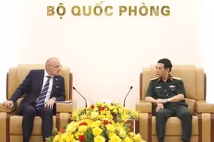 El vicepremier y ministro de Defensa vietnamita, general Phan Van Giang, recibe en Hanói al ministro croata de Asuntos Exteriores y Europeos, Gordan Grlić Radman. (Foto: VGP)