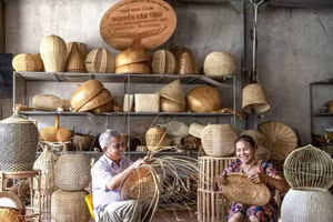 El artesano Nguyen Van Tinh, del pueblo de Chuong My, conocido por sus tejidos de ratán y bambú, siente una gran pasión por su oficio. (Foto: VNA)