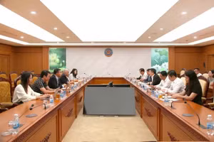 El viceministro vietnamita de Finanzas Cao Anh Tuan recibe a dirigentes de TikTok Vietnam. (Foto: thoibaotaichinhvietnam.vn)