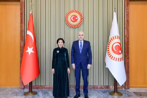 El presidente de la Gran Asamblea Nacional turca, Numan Kurtulmus, recibe a la embajadora vietnamita, Dang Thi Thu Ha. (Foto: Embajada de Vietnam en Turquía)