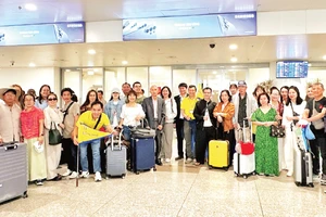 La totalidad de los turistas vietnamitas de Vietravel procedentes de Oriente Medio arribó sin contratiempos al Aeropuerto Internacional de Noi Bai, en Hanói, la tarde del 4 de marzo. (Foto: Nhan Dan)
