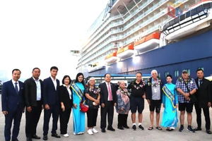 Los turistas quedan impresionados por la cálida bienvenida de la provincia de Quang Ninh con motivo del Año Nuevo. (Foto: baoquangninh.vn)