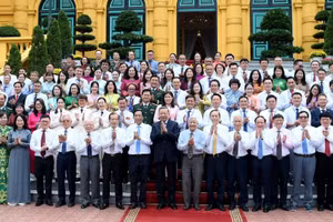El secretario general del Partido Comunista y presidente de Vietnam, To Lam, y los delegados del contingente periodístico nacional.