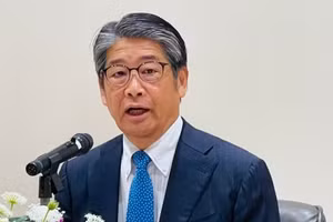 El embajador de Japón en Vietnam, Ito Naoki, interviene en la rueda de prensa. (Foto: Nhan Dan)