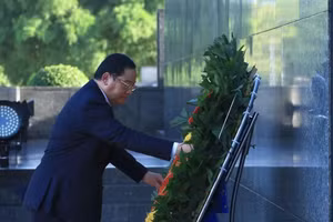 [Foto] Premier laosiano rinde homenaje a Presidente Ho Chi Minh y combatientes caídos en defensa de Vietnam