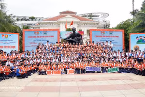 Los delegados al octavo Festival Infantil de Vietnam, Laos y Camboya 2026. (Foto: VNA)