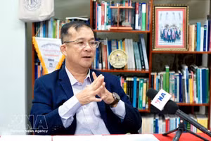 El profesor asociado y doctor Neak Chandarith, director del Instituto de Estudios Internacionales y Políticas Públicas de la Universidad Real de Phnom Penh. (Foto: VNA)